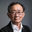 数字媒体研究专家张明远教授头像，戴眼镜，学者气质，白色衬衫